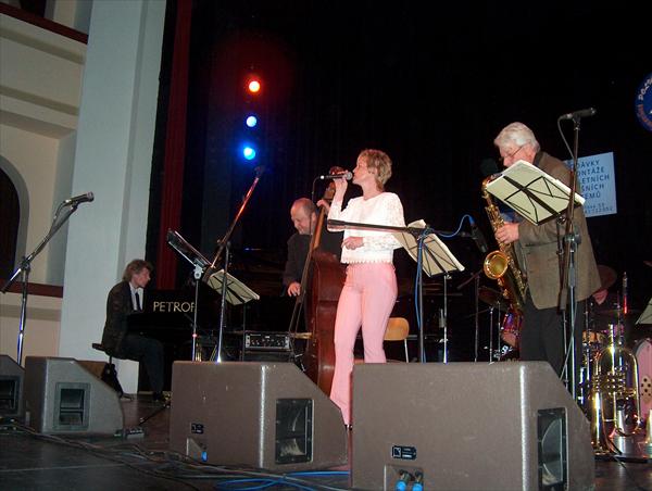 Fotografie �. 429 k �l�nku Fotografick� a obrazov� ohl�dnut� za festivalem Poli�ka Jazz 2006 
