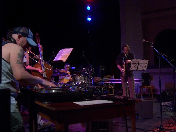 Fotografie �. 438 k �l�nku Fotografick� a obrazov� ohl�dnut� za festivalem Poli�ka Jazz 2006 