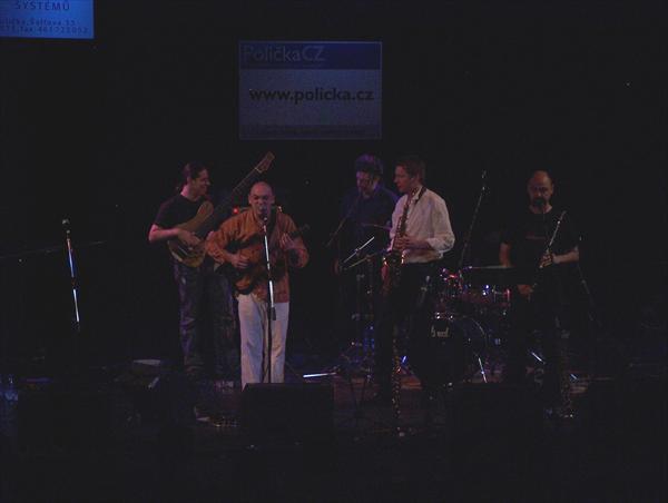 Fotografie �. 443 k �l�nku Fotografick� a obrazov� ohl�dnut� za festivalem Poli�ka Jazz 2006 